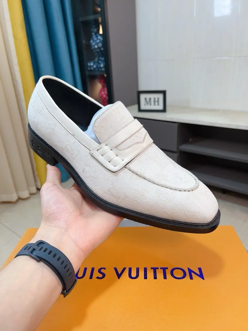 Ex-factory price 720🌹🌹High version [LV] Louis Vuitton's popular casual leather shoes🎖Fashionable and elegant🎖🎖Material: Original imported open-edge beaded cowhide, washed cowhide leather lining, original open-molded rubber outsole, high-end and classy, ​​elegant quality, instantly transforming into a handsome man ❤❤Standard\nNumber: 38-44